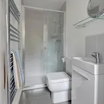 펜션 1 Bed In Whitby Oc-r566 로빈후즈베이